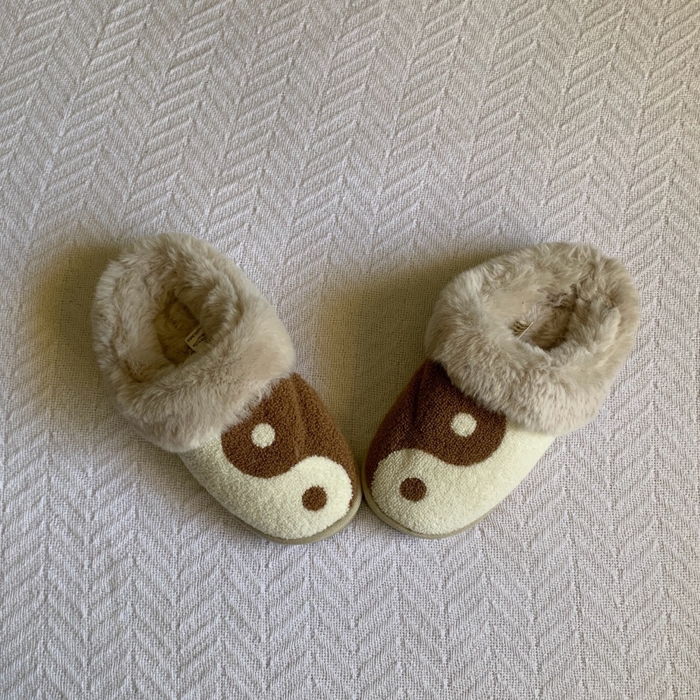 Y2K AE American Eagle Brown And White Peace Fur Slippers Size 6 Coquette Classic